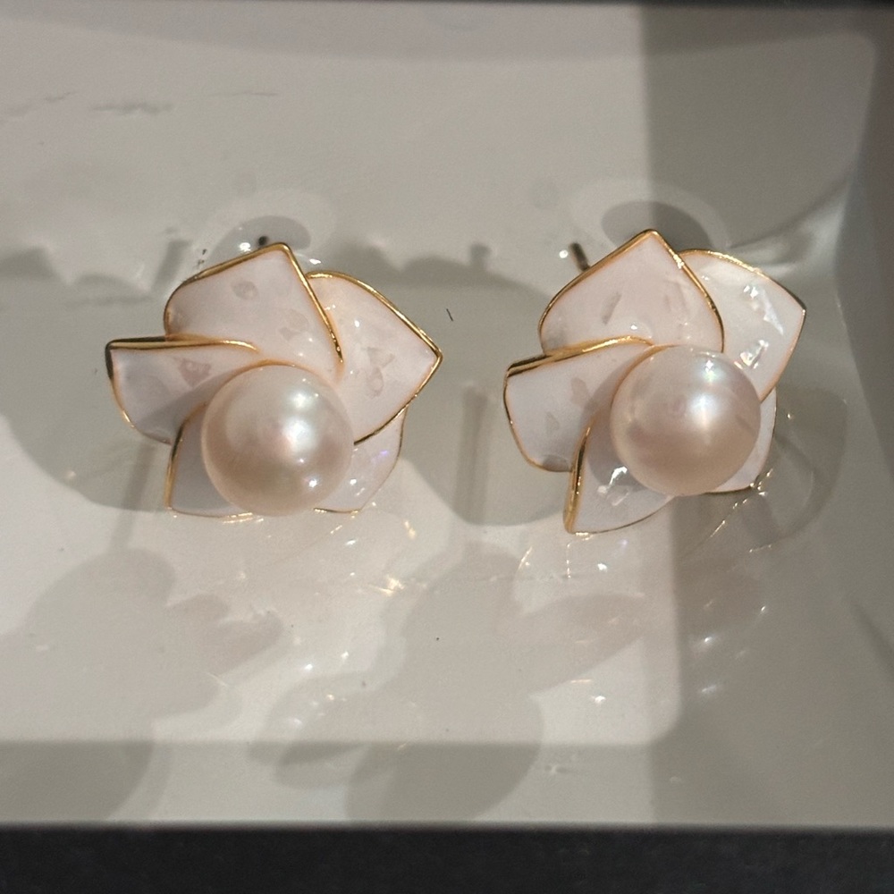 Cultured Pearl And Seashell 925 Camellia Stud Earrings - Picture 6 of 7